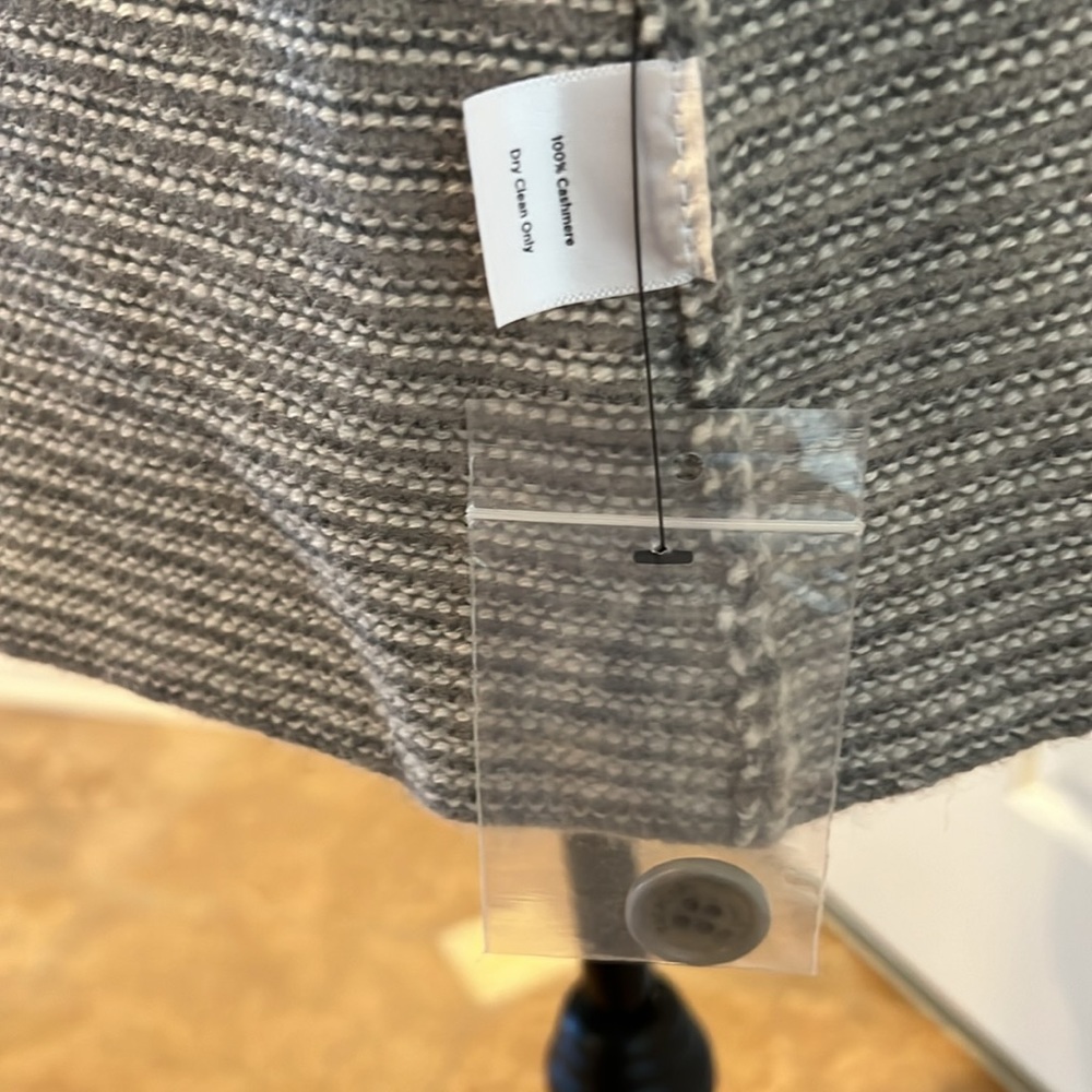 Talbots, Women’s large petite, gray & white one button sweater. - Picture 6 of 7